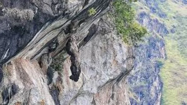 Batu Gantung Danau Toba Legenda Sejarah dan Daya Tarik Wisata