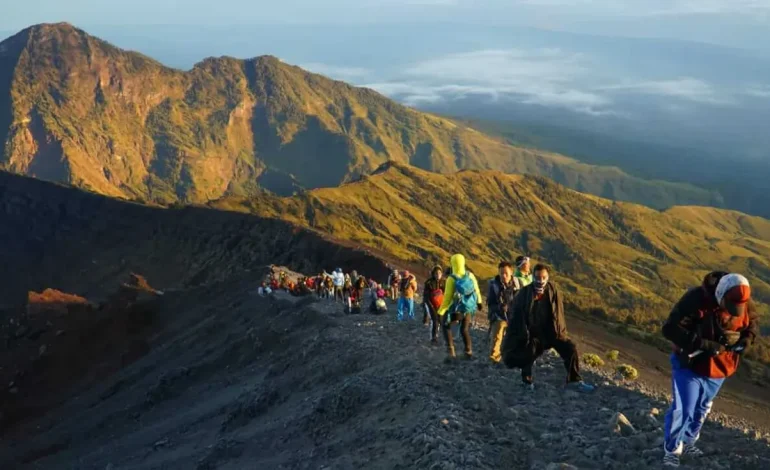 Gunung Rinjani Pesona Gunung Suci di Lombok dengan indahan